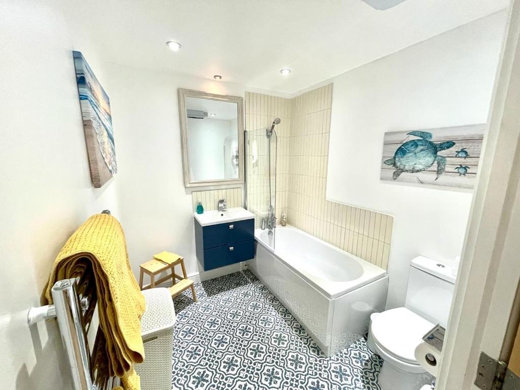 Cosy 1 Bedroom Apartment With Balcony Near Chiswick Londyn Zewnętrze zdjęcie